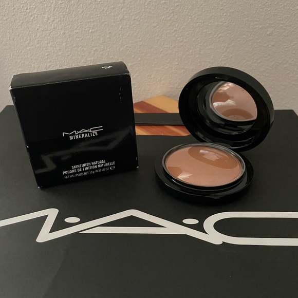 MAC Mineralize Skinfinish Natural AB7 - Picture 1 of 6